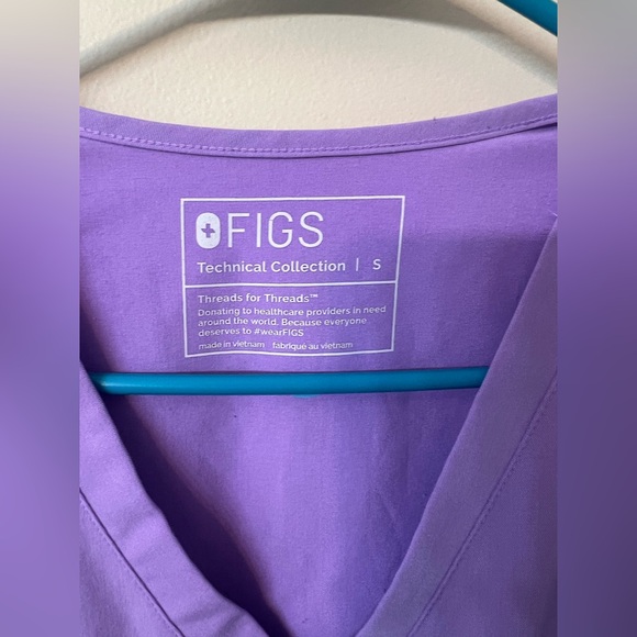 Figs Catarina one-pocket scrub top. Lilac dawn in color. Size small. - Picture 3 of 4